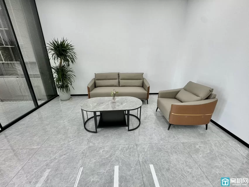 南部商务区铁建大厦写字楼152平，2隔间，南，8000元/月