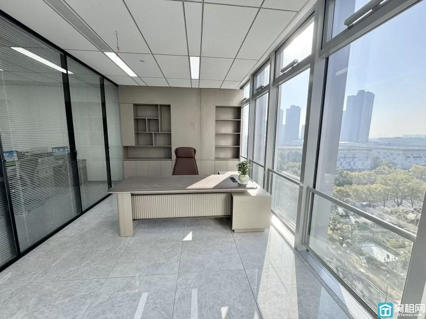 南部商务区铁建大厦写字楼152平，2隔间，南，8000元/月