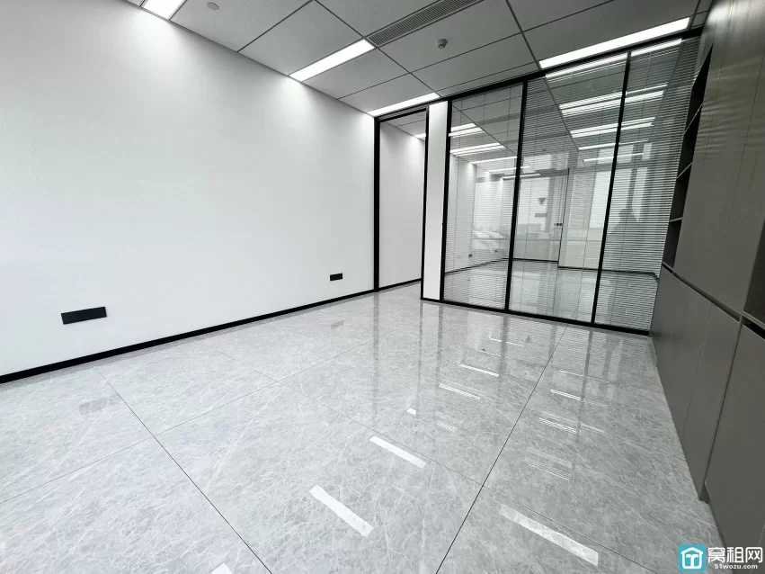 宁波铁建大厦出租85平，1隔间，精装修，东，4000元/月