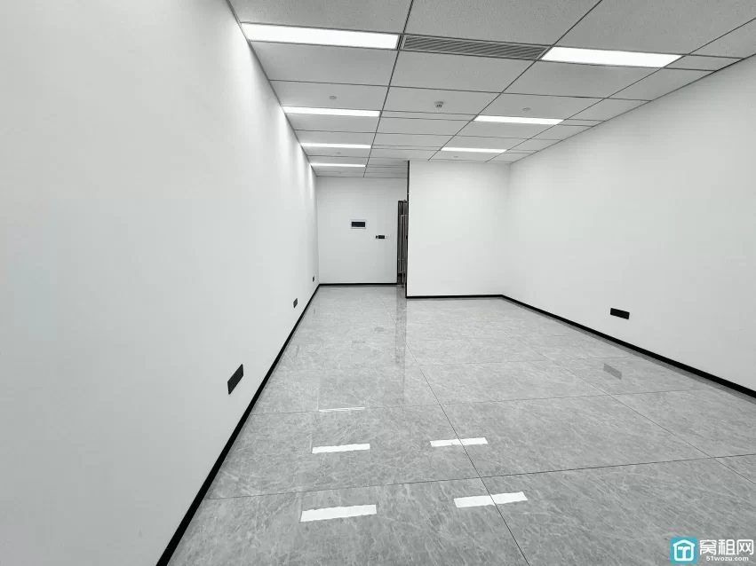 宁波铁建大厦出租85平，1隔间，精装修，东，4000元/月