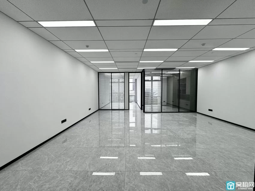 宁波铁建大厦写字楼出租133平，精装修，2隔间 东，6600