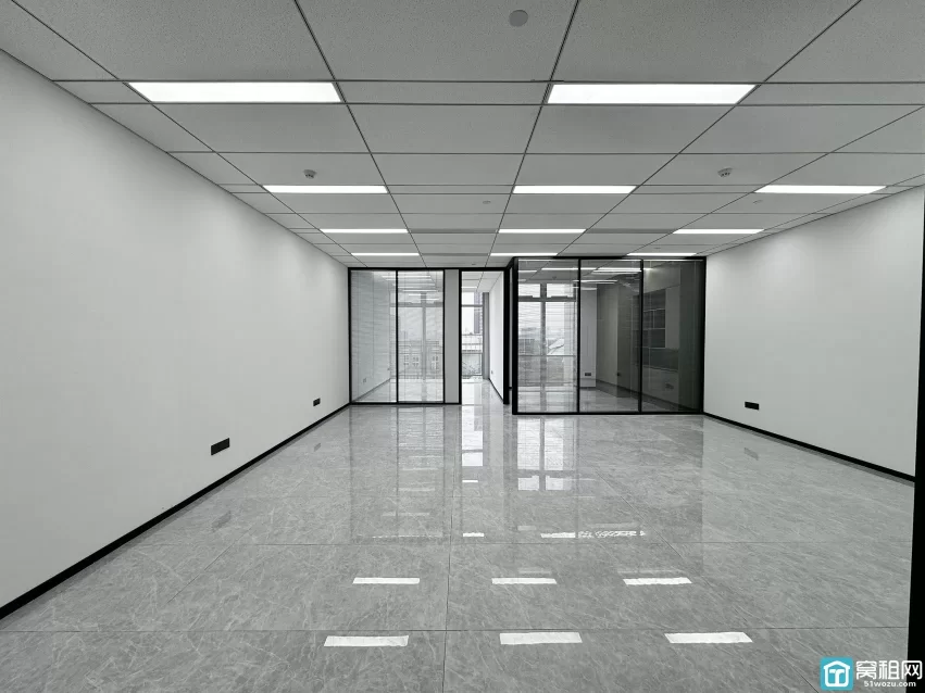 宁波铁建大厦写字楼出租133平，精装修，2隔间 东，6600