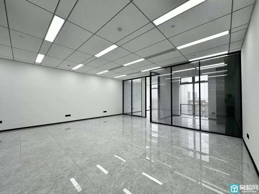 宁波铁建大厦写字楼出租133平，精装修，2隔间 东，6600