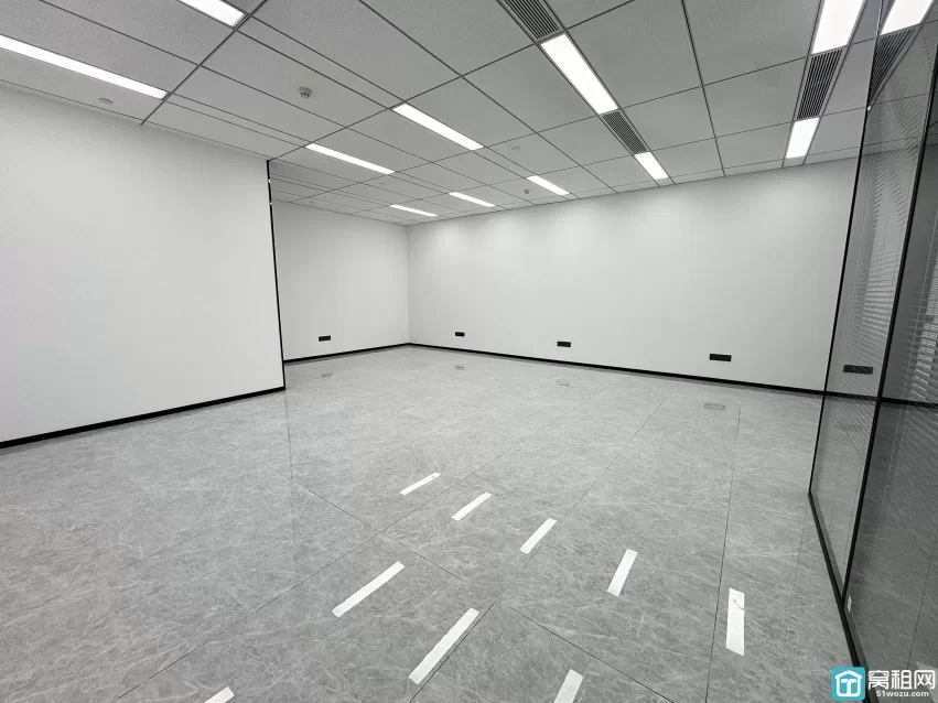 宁波铁建大厦写字楼出租133平，精装修，2隔间 东，6600