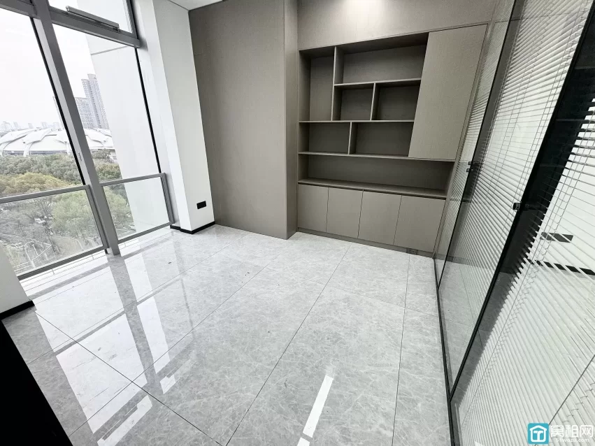 宁波铁建大厦写字楼出租133平，精装修，2隔间 东，6600