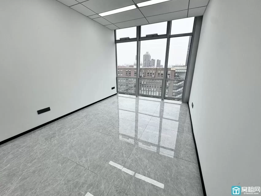 宁波铁建大厦写字楼出租133平，精装修，2隔间 东，6600