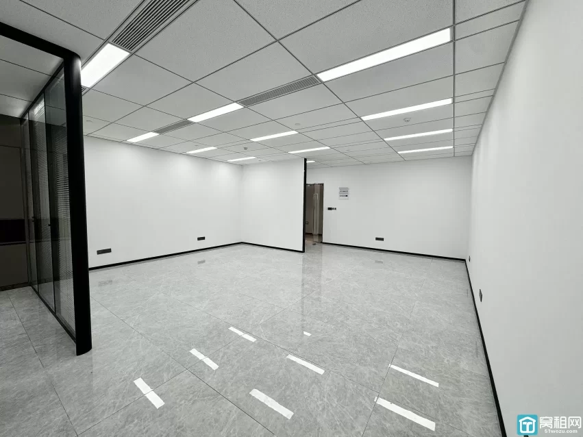 宁波铁建大厦写字楼出租133平，精装修，2隔间 东，6600