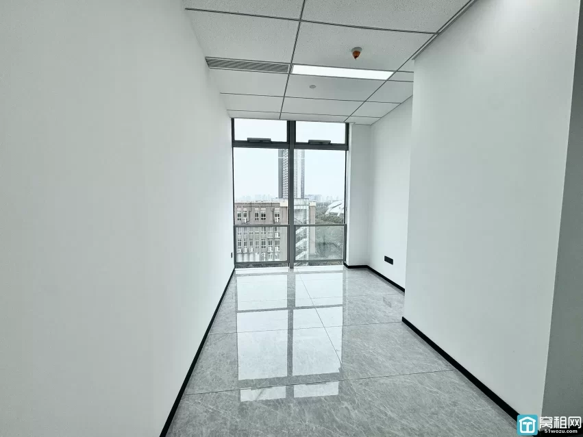 宁波鄞州区铁建大厦全新装修办公室招租265平，精装修，3隔间，带水吧台，东北13300