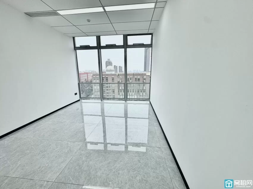 宁波鄞州区铁建大厦全新装修办公室招租265平，精装修，3隔间，带水吧台，东北13300