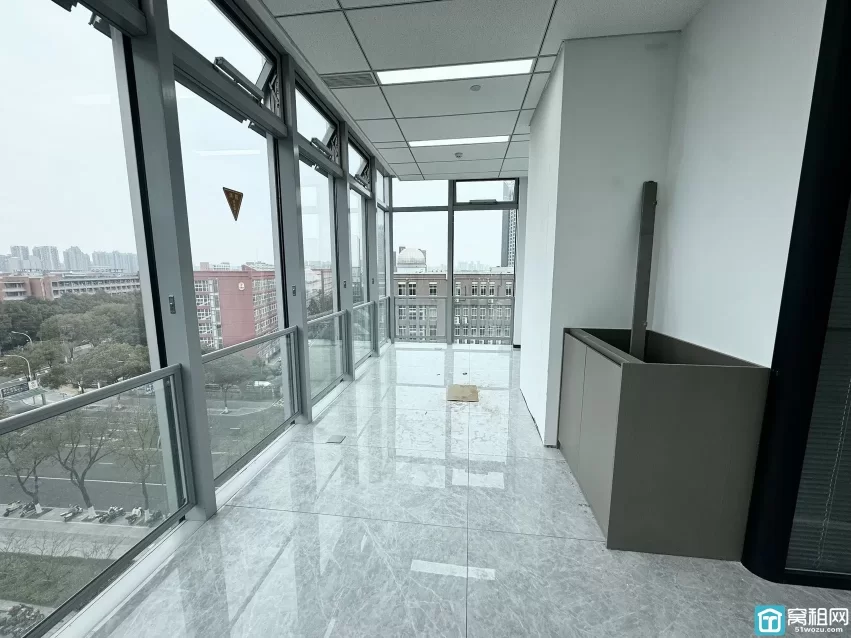 宁波鄞州区铁建大厦全新装修办公室招租265平，精装修，3隔间，带水吧台，东北13300