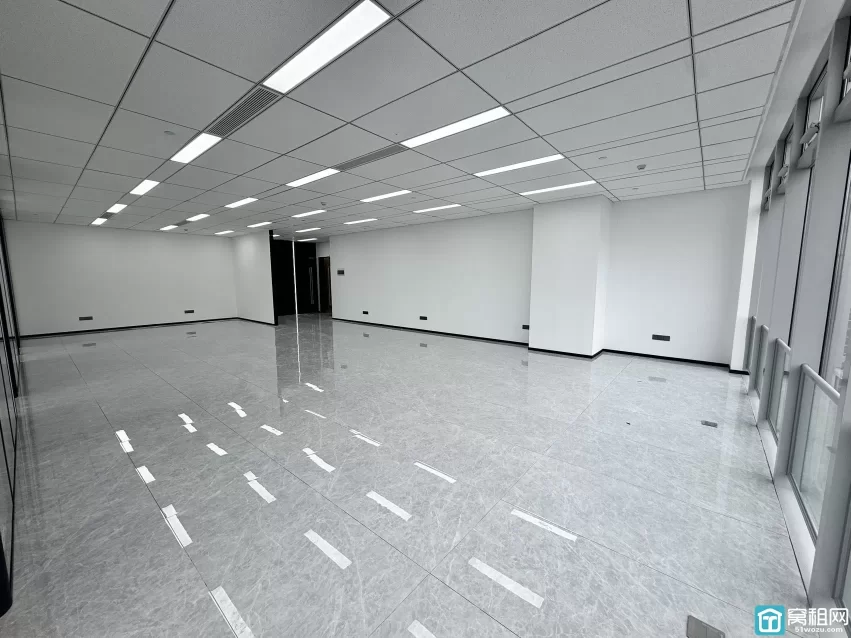 宁波鄞州区铁建大厦全新装修办公室招租265平，精装修，3隔间，带水吧台，东北13300