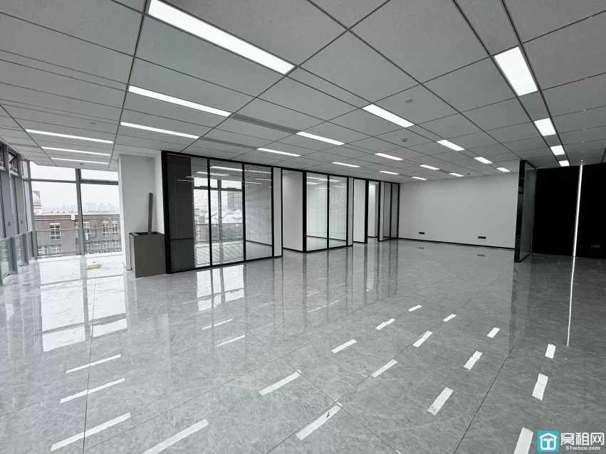 宁波鄞州区铁建大厦全新装修办公室招租265平，精装修，3隔间，带水吧台，东北13300