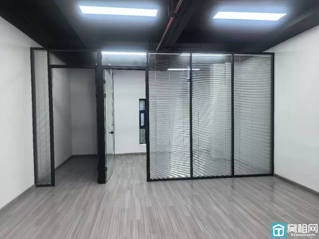 南部商务区健宸大厦74平，年底特价2580元/月包物业费，含税开票，包公摊水电