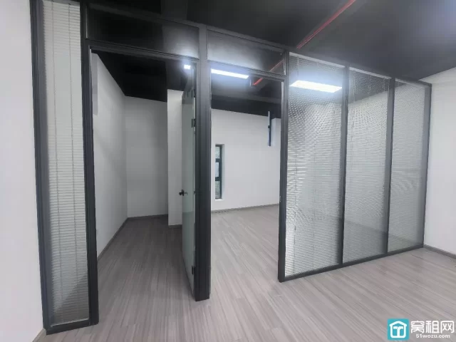 南部商务区健宸大厦74平，年底特价2580元/月包物业费，含税开票，包公摊水电