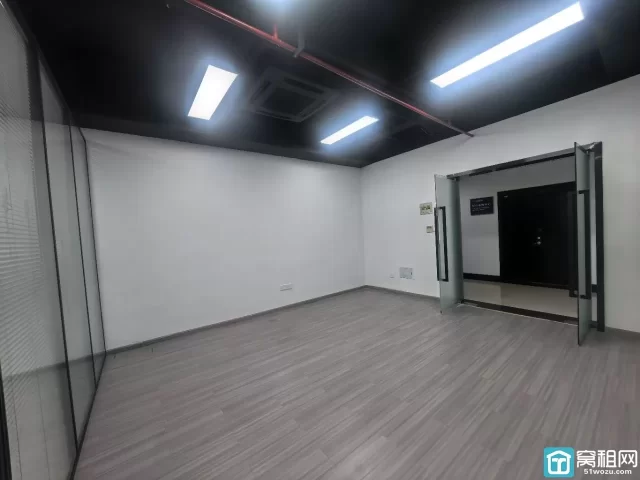 南部商务区健宸大厦74平，年底特价2580元/月包物业费，含税开票，包公摊水电