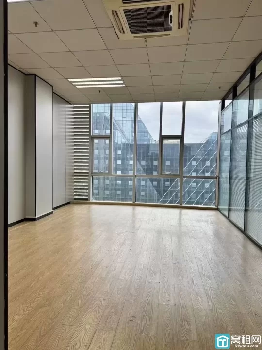 宁波阪急中心对面环合中心2号楼96.82平方，月租金6037元得房率70%