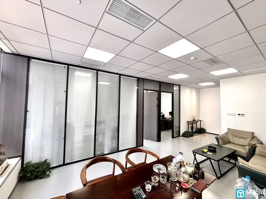 宁波客运中心附近温商大厦135平   全景落地窗  双面采光租金：7800元  带玻璃隔间  2隔间出租