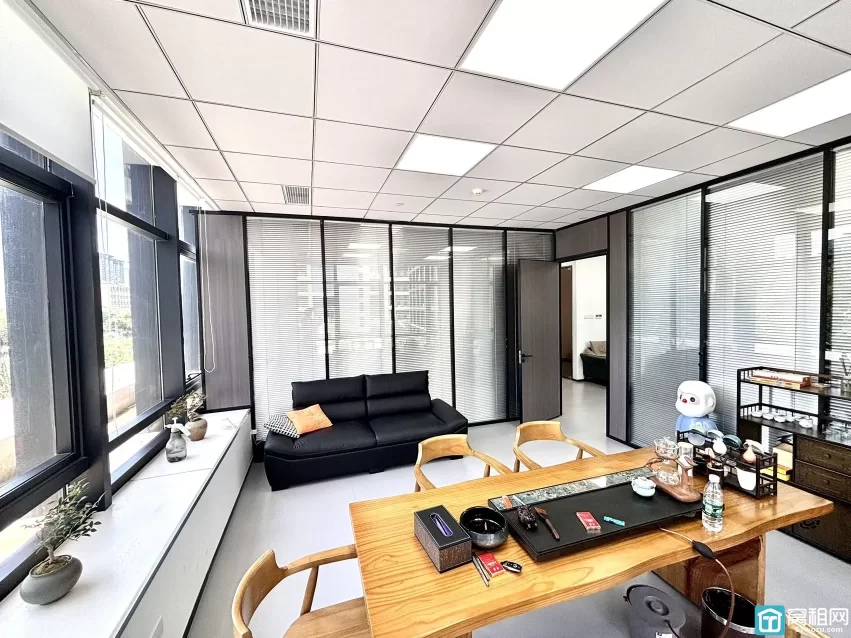 宁波客运中心附近温商大厦135平   全景落地窗  双面采光租金：7800元  带玻璃隔间  2隔间出租