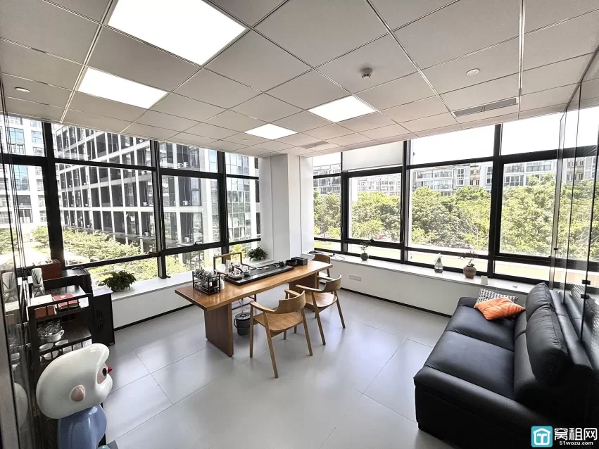 宁波客运中心附近温商大厦135平   全景落地窗  双面采光租金：7800元  带玻璃隔间  2隔间出租