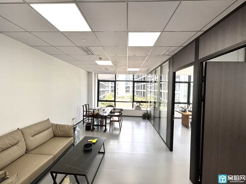 宁波客运中心附近温商大厦135平   全景落地窗  双面采光租金：7800元  带玻璃隔间  2隔间出租