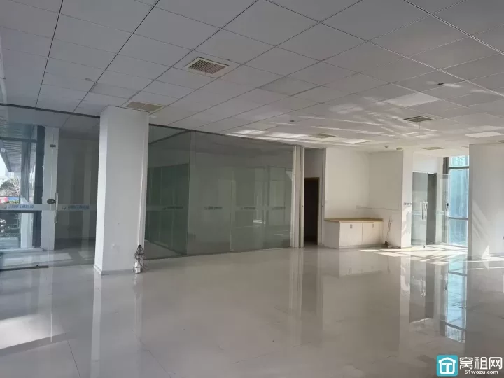 南部商务区爱伊美大厦280平 三面落地采光 4个隔间 价格1.5元 随时可以看房