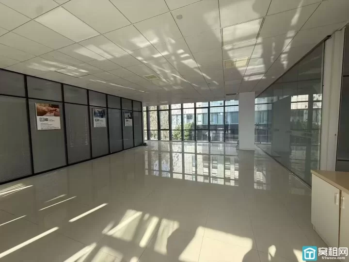 南部商务区爱伊美大厦280平 三面落地采光 4个隔间 价格1.5元 随时可以看房