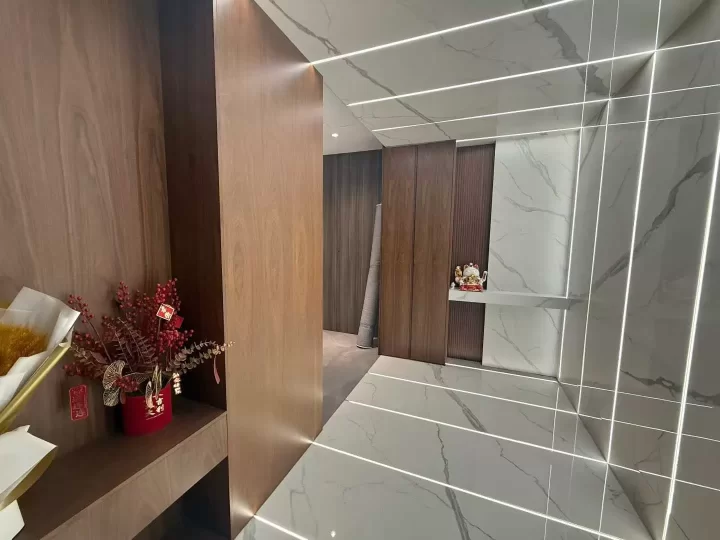 鄞州区和荣大厦面积133平方，单价1.57元，一年房租76100元