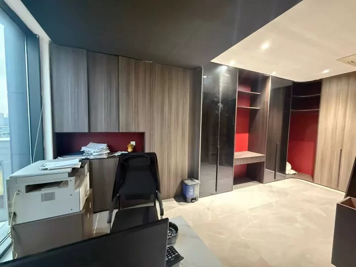 鄞州区和荣大厦面积133平方，单价1.57元，一年房租76100元