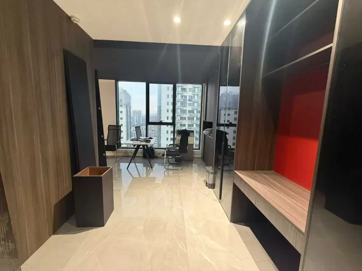 鄞州区和荣大厦面积133平方，单价1.57元，一年房租76100元