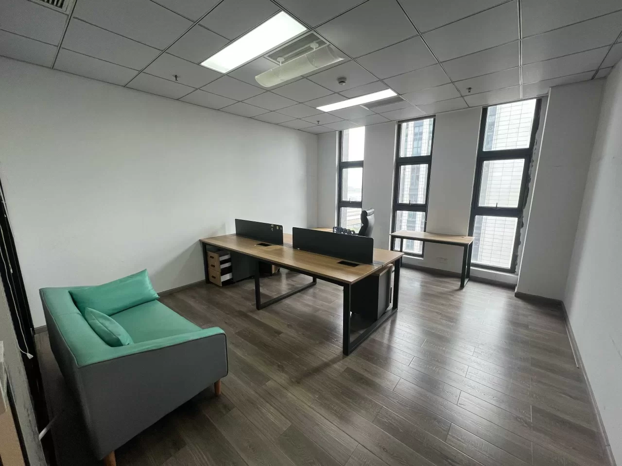 江北电商园恒凯大厦次顶层全朝南 684平方带家具 精装修东南西北朝向