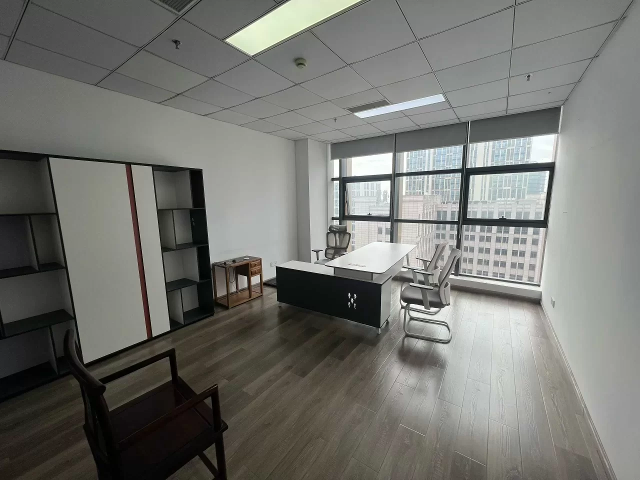 江北电商园恒凯大厦次顶层全朝南 684平方带家具 精装修东南西北朝向