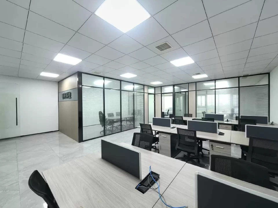 宁波5号线地铁口100米中创科技园 面积：175㎡办公室出租3个隔间+16个员工区7000元一个月租金