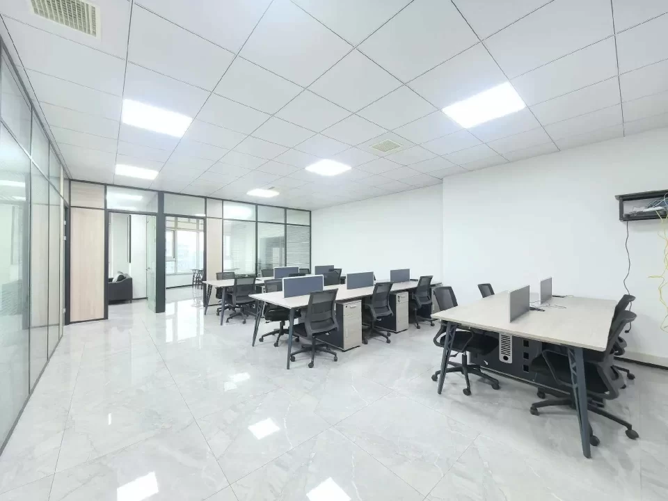 宁波5号线地铁口100米中创科技园 面积：175㎡办公室出租3个隔间+16个员工区7000元一个月租金