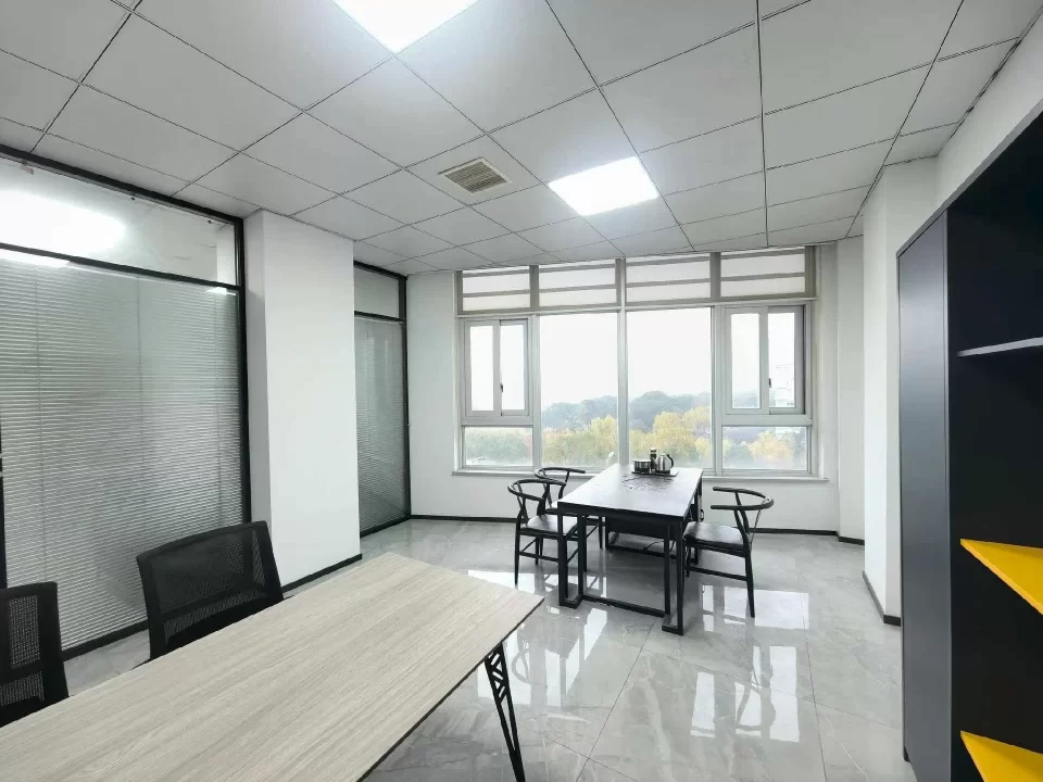 宁波5号线地铁口100米中创科技园 面积：175㎡办公室出租3个隔间+16个员工区7000元一个月租金