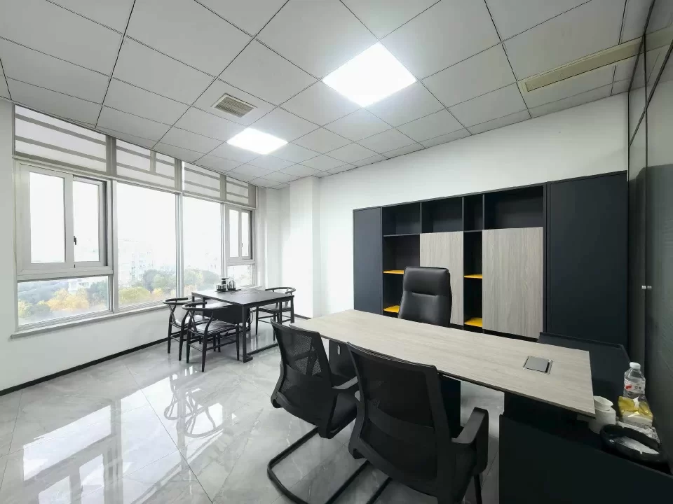 宁波5号线地铁口100米中创科技园 面积：175㎡办公室出租3个隔间+16个员工区7000元一个月租金