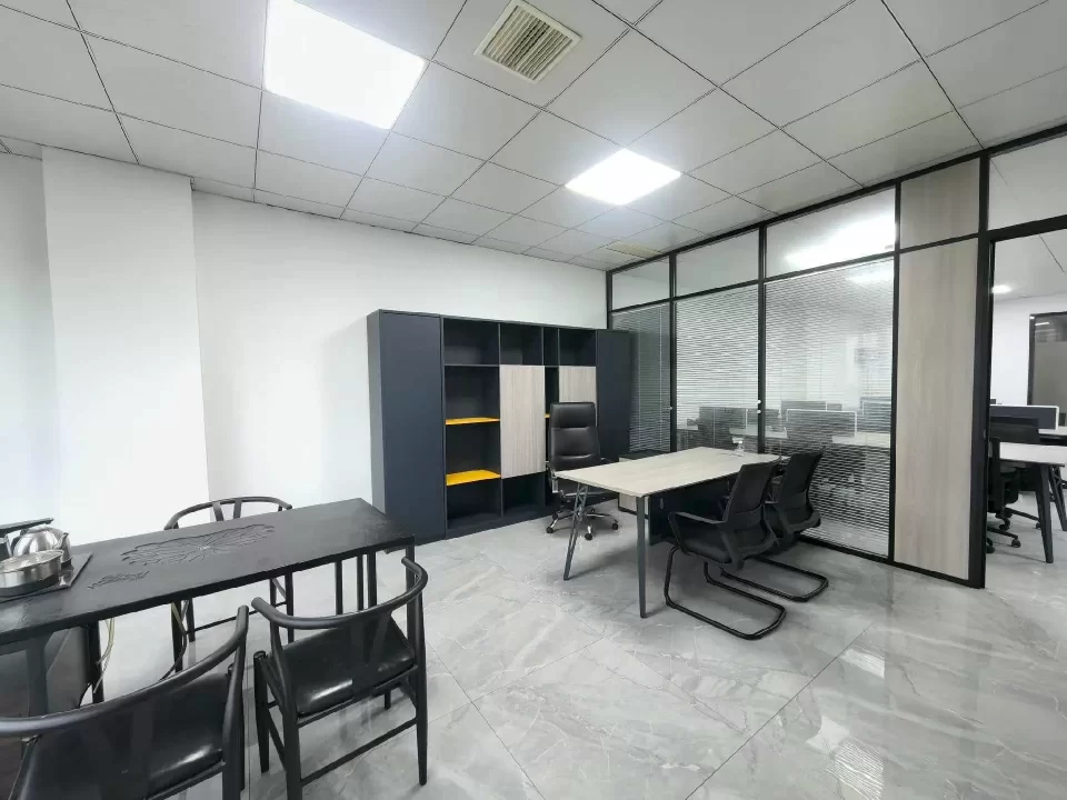 宁波5号线地铁口100米中创科技园 面积：175㎡办公室出租3个隔间+16个员工区7000元一个月租金