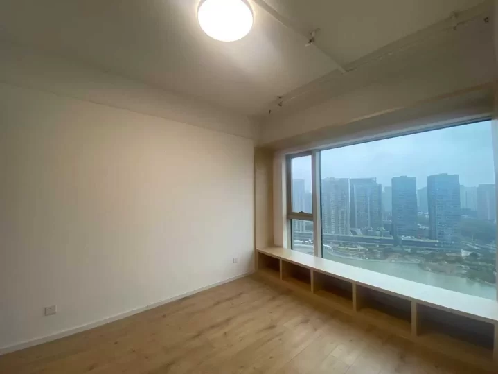 高新区洲际酒店（院士路地铁口）全景落地窗景观房（南） 带水吧台+卫生间@255平办公室出租