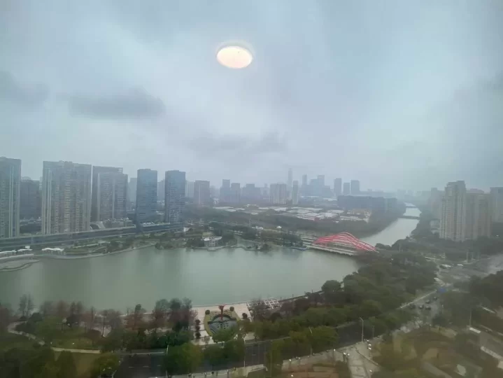 高新区洲际酒店（院士路地铁口）全景落地窗景观房（南） 带水吧台+卫生间@255平办公室出租