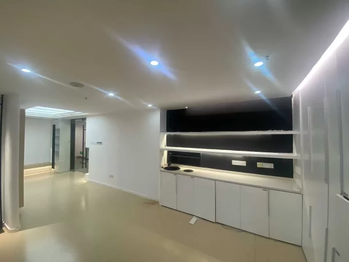 高新区洲际酒店（院士路地铁口）全景落地窗景观房（南） 带水吧台+卫生间@255平办公室出租