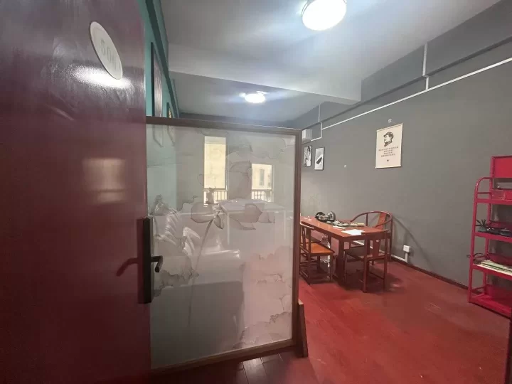 宁波机场附近富港电商城43平，精装，带空调，带办公家具出租