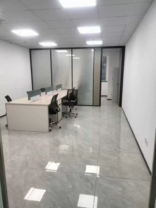 南部商务区地铁口 广博丽景大厦80平 朝南 精装带全套办公家具