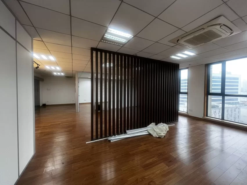 沧海实业大厦（4号线嵩江东路站150平，朝西，方方正正三间带隔间写字楼出租