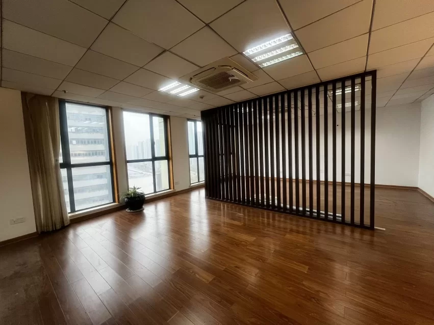 沧海实业大厦（4号线嵩江东路站150平，朝西，方方正正三间带隔间写字楼出租