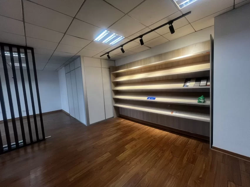 沧海实业大厦（4号线嵩江东路站150平，朝西，方方正正三间带隔间写字楼出租