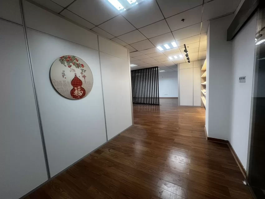 沧海实业大厦（4号线嵩江东路站150平，朝西，方方正正三间带隔间写字楼出租