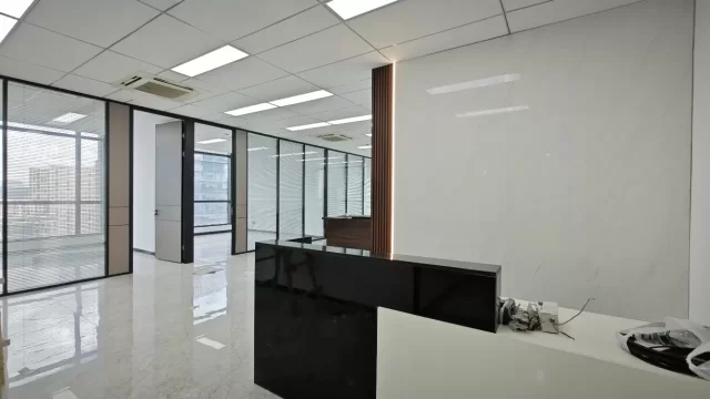 南部商务区地铁口100米大海大厦面积 220 平 3 隔间，双面落地窗写字楼出租