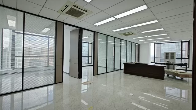 南部商务区地铁口100米大海大厦面积 220 平 3 隔间，双面落地窗写字楼出租