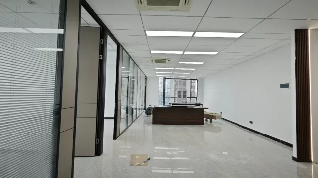 南部商务区地铁口100米大海大厦面积 220 平 3 隔间，双面落地窗写字楼出租