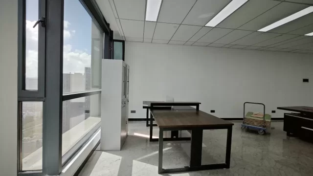 南部商务区地铁口100米大海大厦面积 220 平 3 隔间，双面落地窗写字楼出租