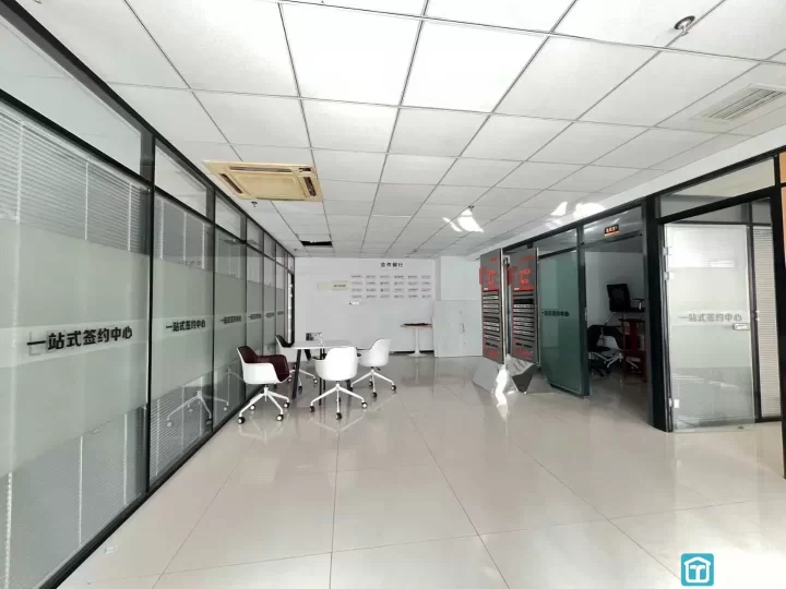 美豪大厦235平多个隔间，大气形象墙，部分家具价格优惠出租